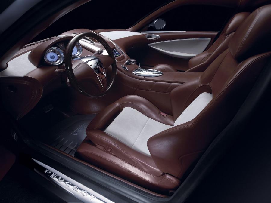 Интерьер Peugeot 907 Concept 2004 года  (фото 5 из 23)